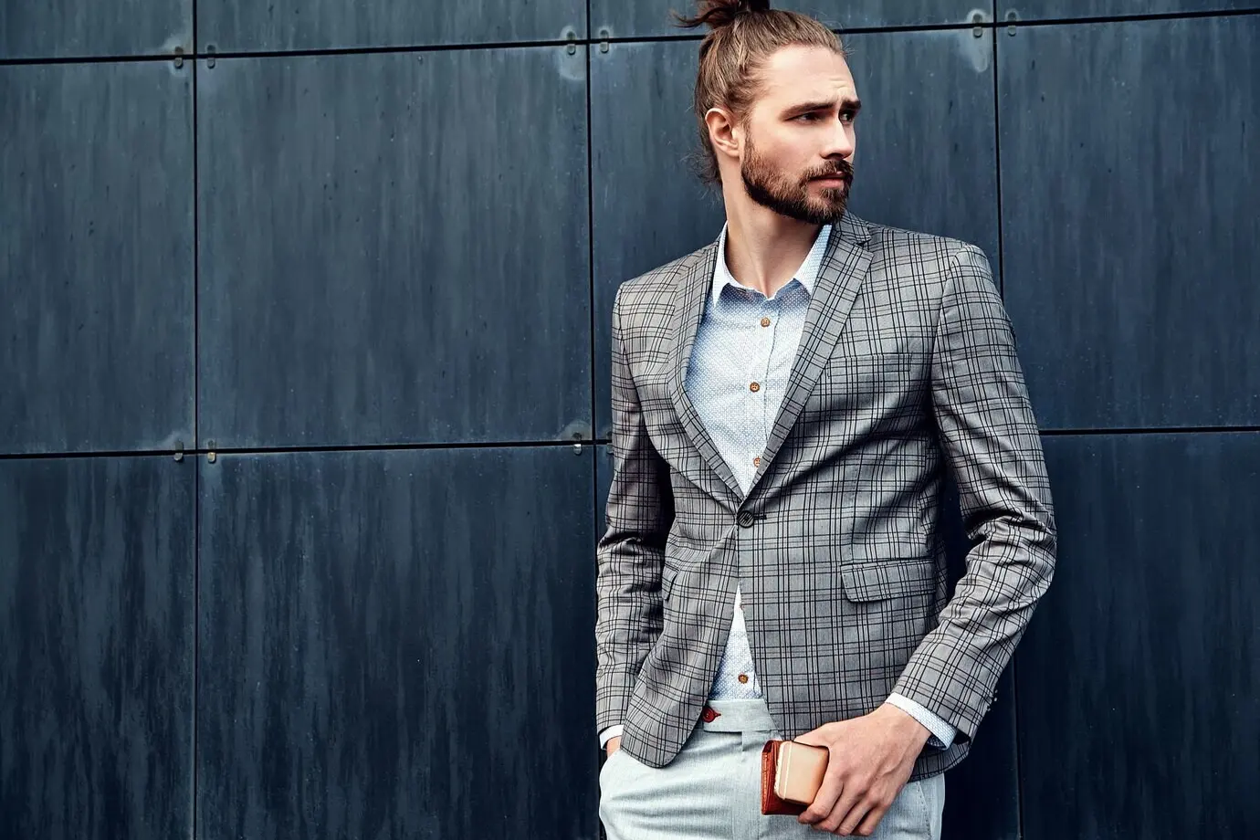 Gutaussehender Mann in grauem karierten Anzug
