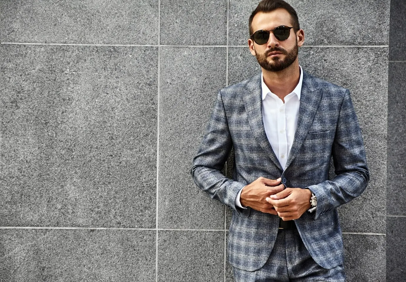 Porträt eines gutaussehenden Fashion-Models als Geschäftsmann in einem eleganten karierten Anzug.